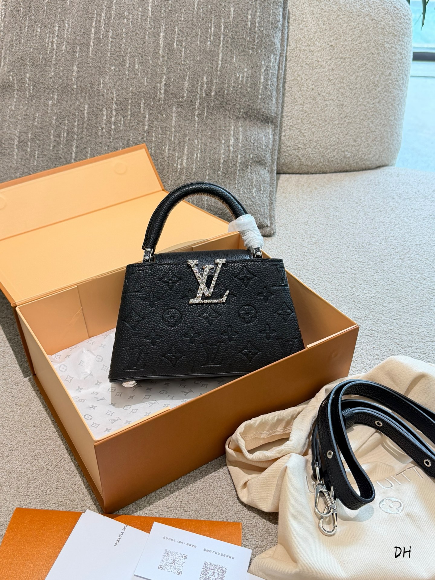 Louis Vuitton LV Capucines Handbag Cowhide Leather